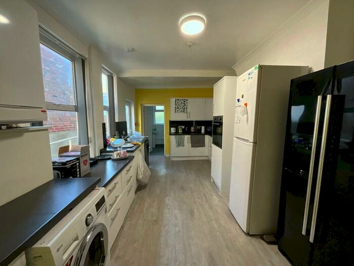 4 Bedroom Semi-Detached House To Rent In Faraday Road, Nottingham, Nottinghamshire, NG7