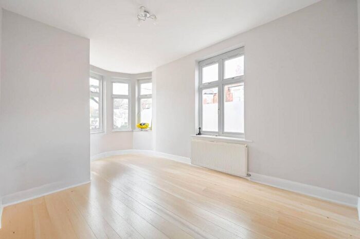 3 Bedroom Flat To Rent In Glendale Avenue, , Wood Green, London, N22