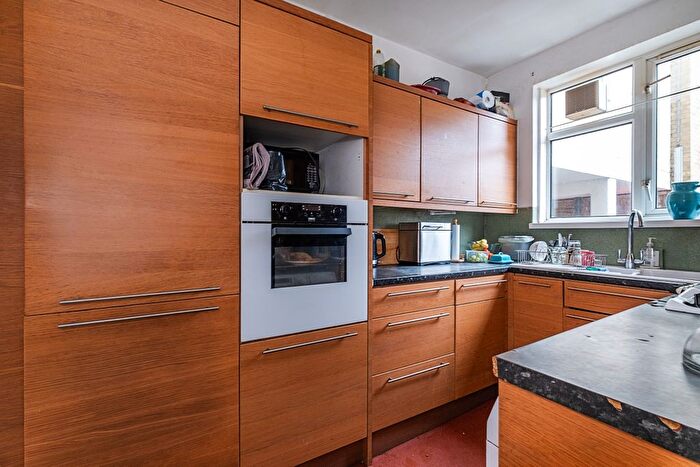 2 Bedroom Flat To Rent In Windlesham Grove, London, SW19