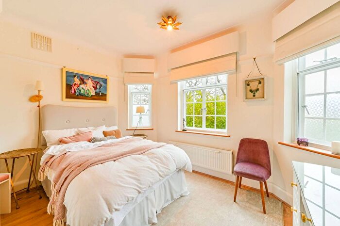 3 Bedroom Flat For Sale In Connaught Gardens, Muswell Hill, London, N10