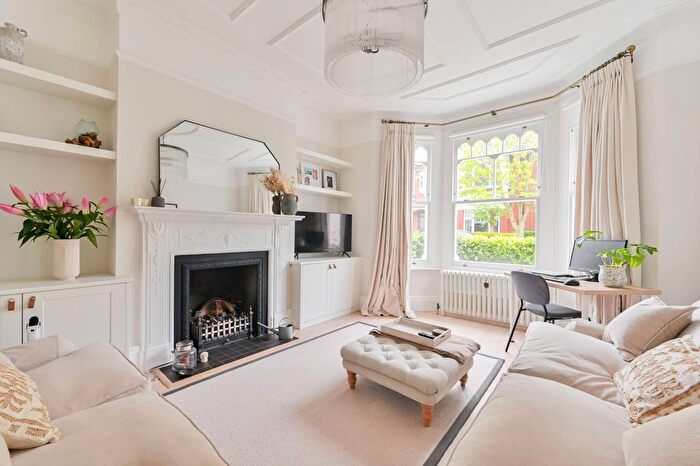 1 Bedroom Flat To Rent In Wakehurst Road, Between The Commons, London, SW11