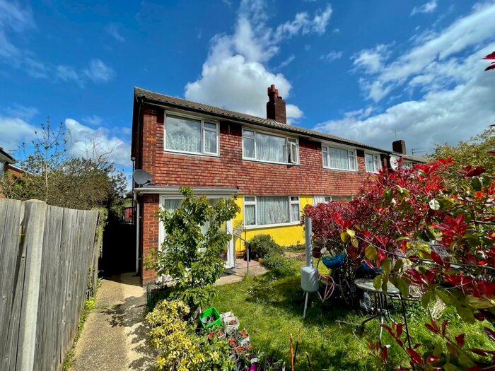 2 Bedroom Maisonette To Rent In Fair Oak Drive, Luton, LU2