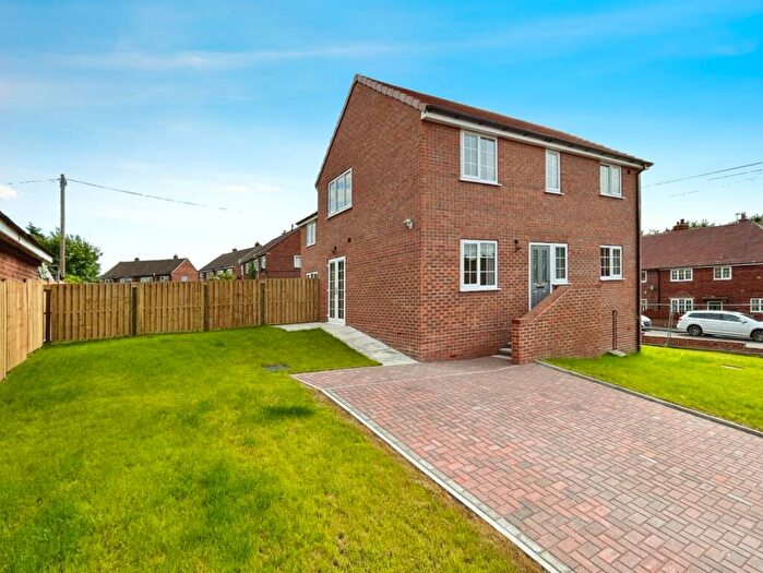 3 Bedroom Semi-Detached House For Sale In Whinside Crescent, Thurnscoe, Rotherham, S63