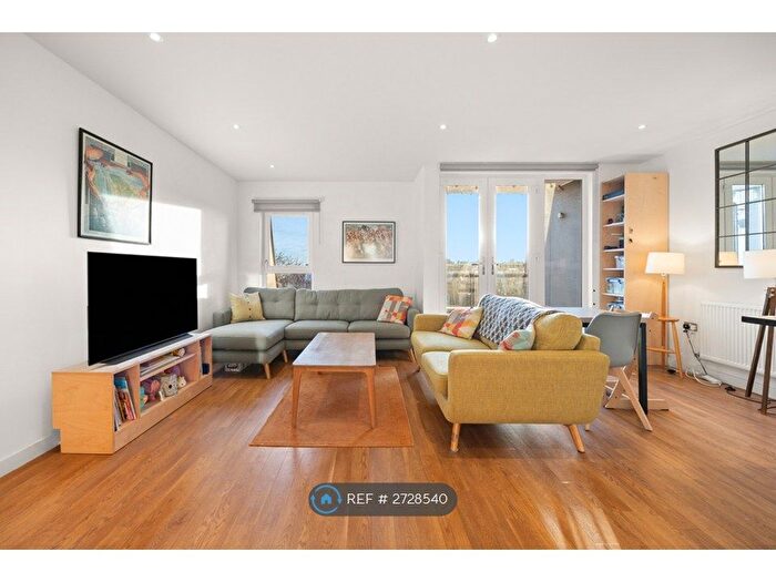 2 Bedroom Flat To Rent In Westwood House, London, SW12