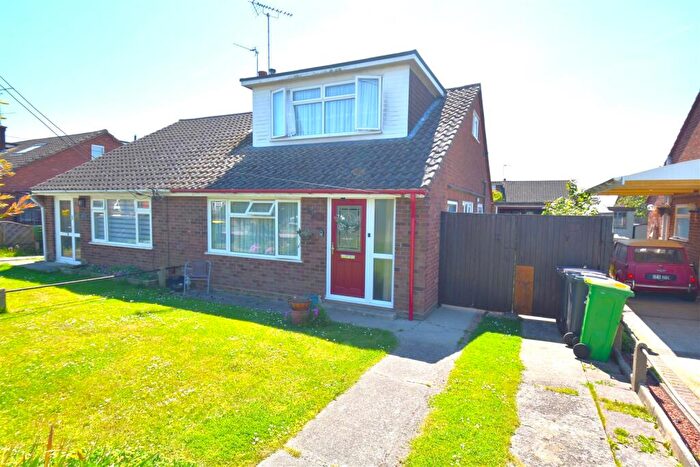 3 Bedroom Chalet For Sale In Central Avenue, Rochford, SS4