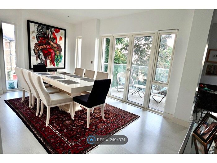 3 Bedroom Flat To Rent In Middleton Way, London, SE13