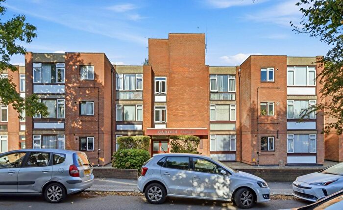 2 Bedroom Flat For Sale In Holden Road, London, N12