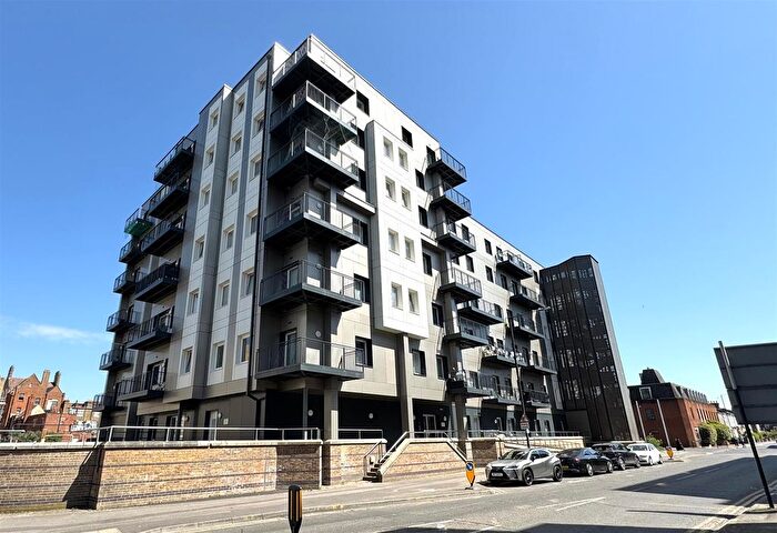 2 Bedroom Flat To Rent In Buckingham Gardens, Slough, SL1