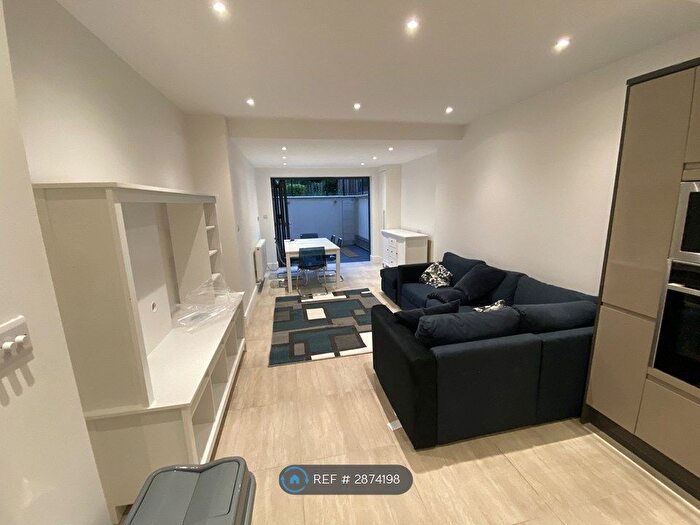 2 Bedroom Flat To Rent In Tulse Hill, London, SW2