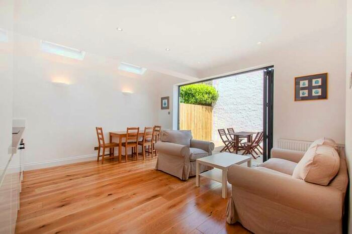 2 Bedroom Flat To Rent In Taybridge Road, Clapham Common North Side, SW11