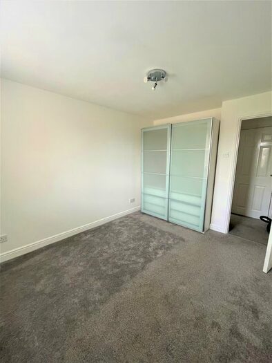 2 Bedroom Flat To Rent In Lovegrove Drive, Slough, SL2