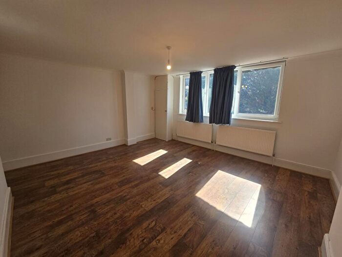 2 Bedroom Flat To Rent In Hill House, Park Hill, Carshalton, Sutton, SM5