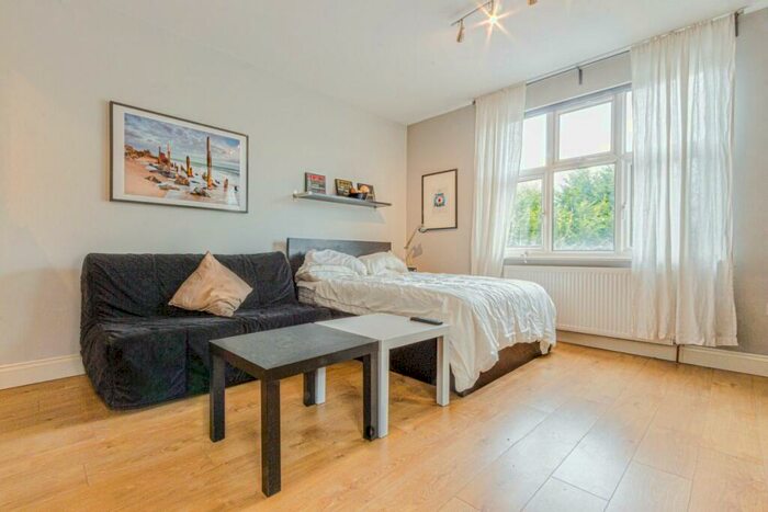 Flat To Rent In North End Road, Golders Green, NW11