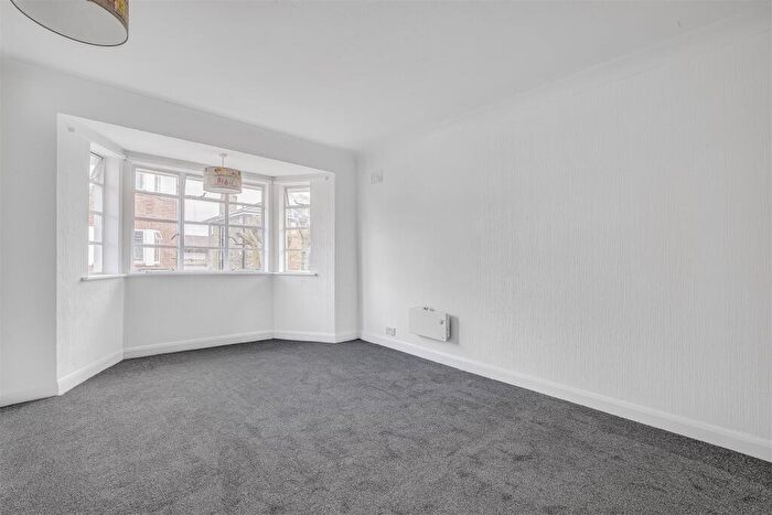 2 Bedroom Flat To Rent In St. Leonards Court, East Sheen, SW14