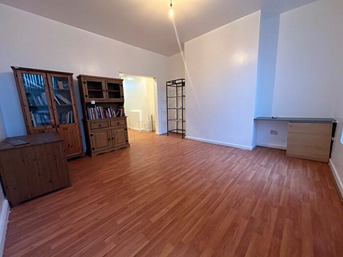 4 Bedroom Flat To Rent In Stretford Road, Old Trafford, Manchester, M16