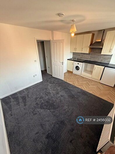 4 Bedroom Flat To Rent In Saddlecote Close, Manchester, M8