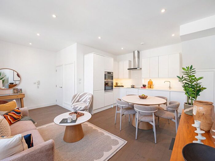 2 Bedroom Flat For Sale In Hetley Road, London, W12