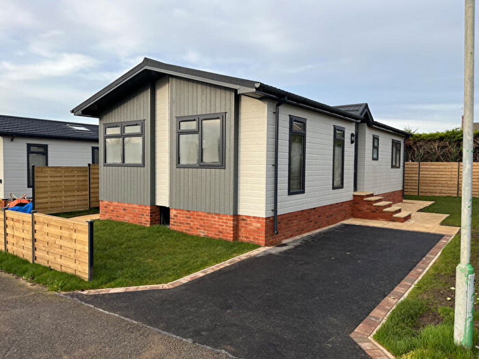 2 Bedroom Park Home For Sale In Totternhoe, Bedfordshire, LU6