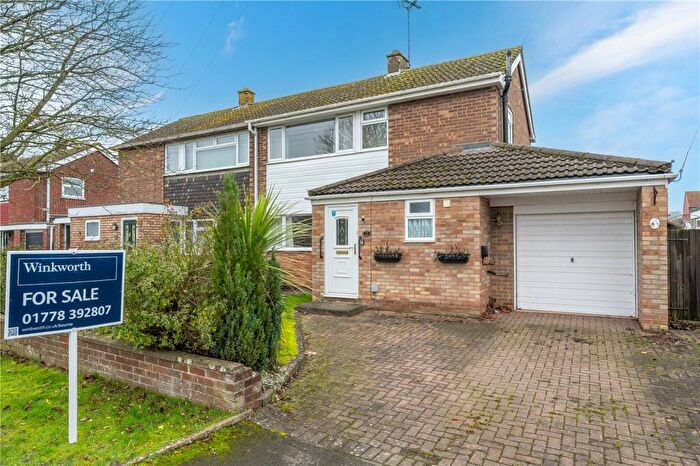 3 Bedroom Semi-Detached House For Sale In Westwood Drive, Bourne, Lincolnshire, PE10