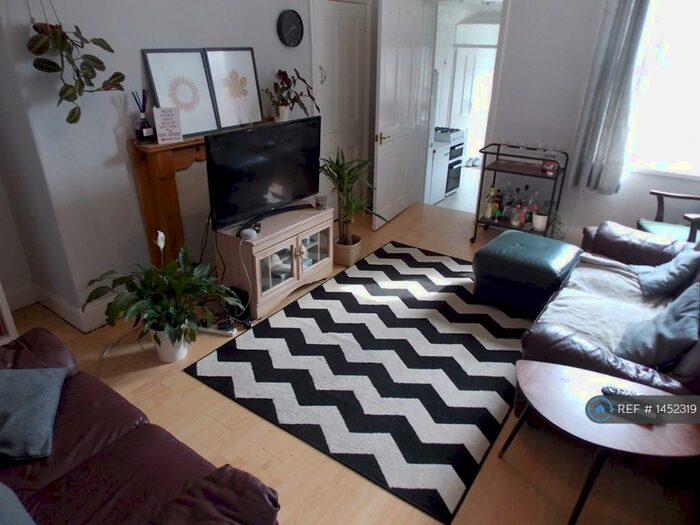 3 Bedroom Flat To Rent In Simonside Terrace, Newcastle Upon Tyne, NE6