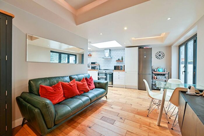 2 Bedroom Flat For Sale In Southwark Bridge Road, London Bridge, London, SE1