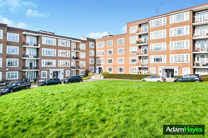 2 Bedroom Flat For Sale In Charter Way, Finchley, N3