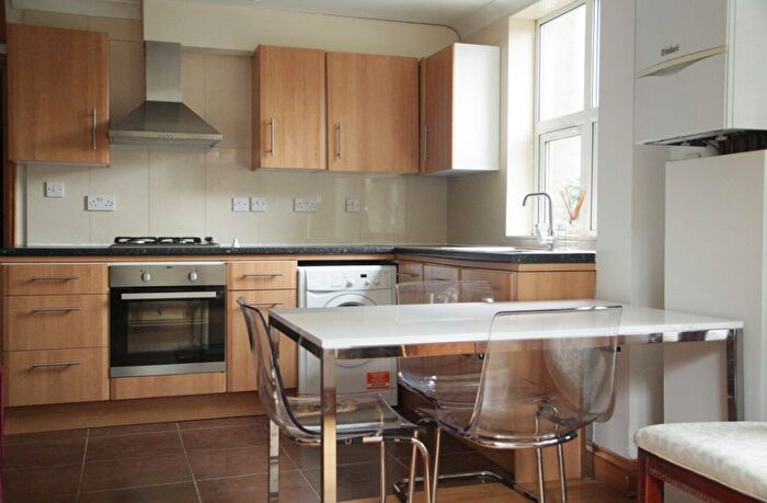 3 Bedroom Flat To Rent In Tooting Bec Road, London, SW17