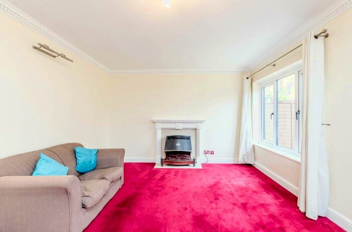 3 Bedroom House To Rent In Tithe Barn Close, Kingston, Kingston Upon Thames, KT2