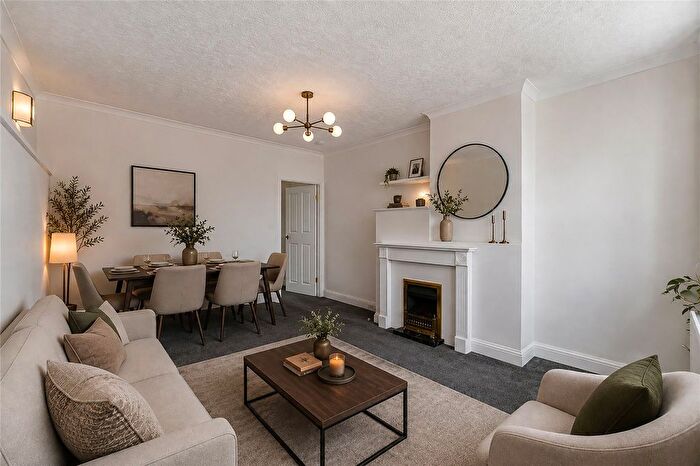 2 Bedroom Maisonette For Sale In Windsor Drive, West Dartford, Kent, DA1