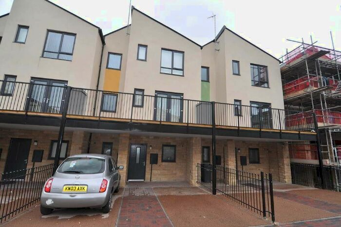 3 Bedroom Town House To Rent In Baptist Court, Bradford, BD1
