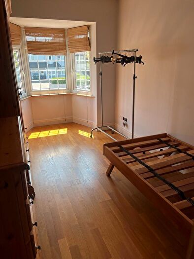 6 Bedroom Semi-Detached House To Rent In Cat Hill, Barnet, North London, EN4