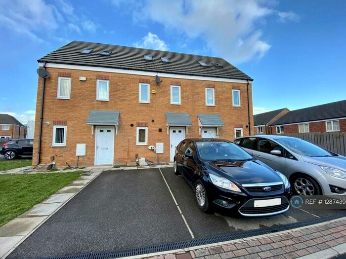 3 Bedroom Terraced House To Rent In Cherry Grove, Bradford, BD6