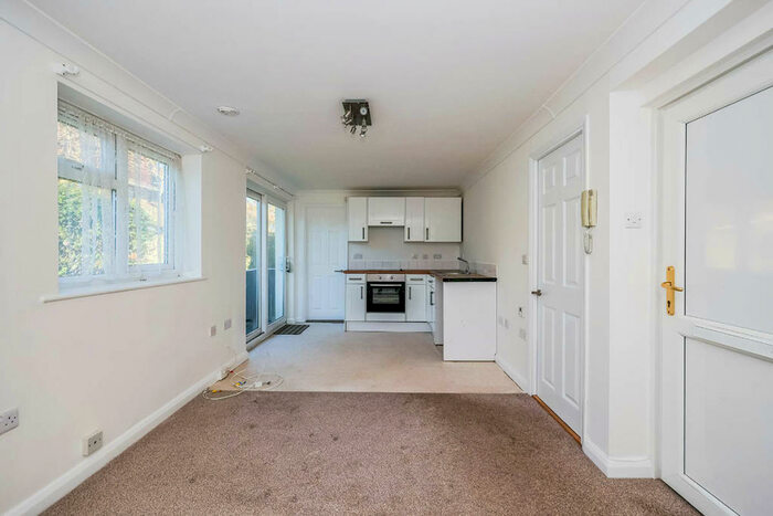 1 Bedroom Flat To Rent In Crombie Close, Waterlooville, Hampshire, PO8