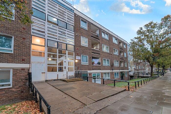 3 Bedroom Flat For Sale In Senior Street, London, W2