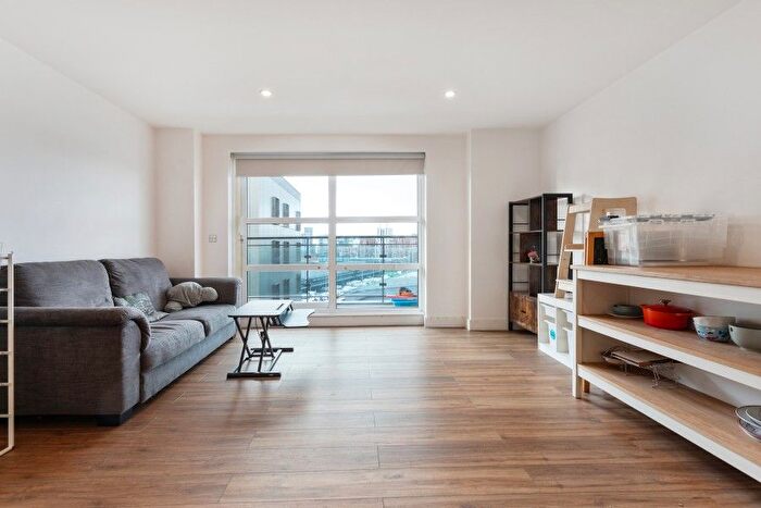 2 Bedroom Flat To Rent In Cornell Square, London, SW8