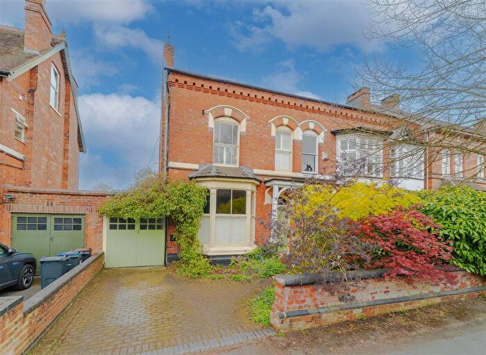 3 Bedroom Semi Detached House For Sale In Cambridge Road, Moseley, Birmingham, B13