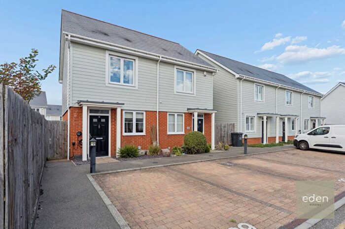2 Bedroom Semi Detached House For Sale In Ashfield Close, Snodland, ME6