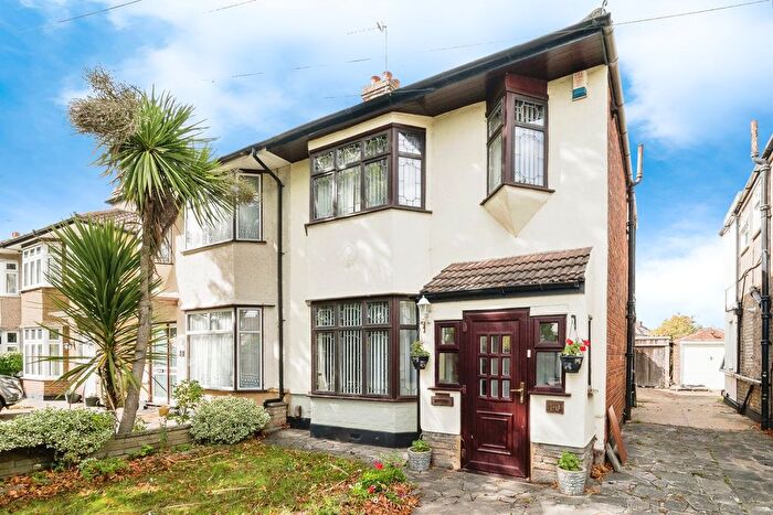 3 Bedroom Semi-Detached House For Sale In Suttons Avenue, Hornchurch, RM12