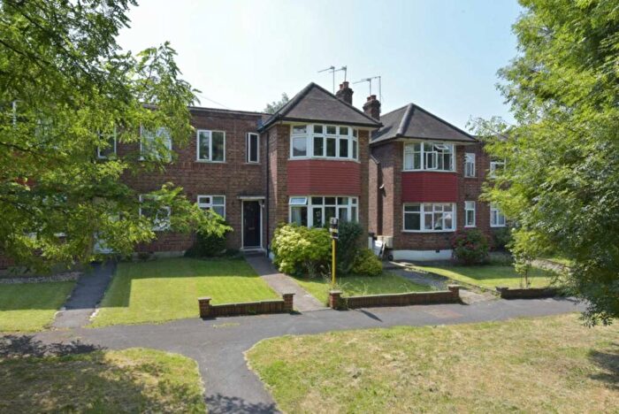 2 Bedroom Maisonette For Sale In Lynton Crest, Potters Bar, EN6