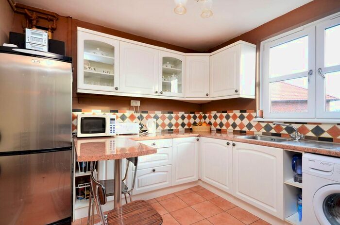 3 Bedroom Flat To Rent In Sundew Avenue, Shepherd's Bush, London, W12