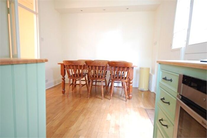 2 Bedroom Flat To Rent In Boundaries Road, Balham, SW12