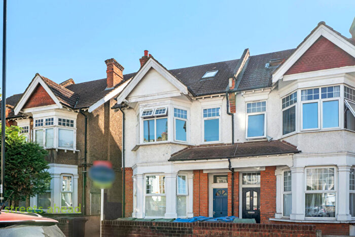 2 Bedroom Apartment For Sale In Clifton Road, London, SE25