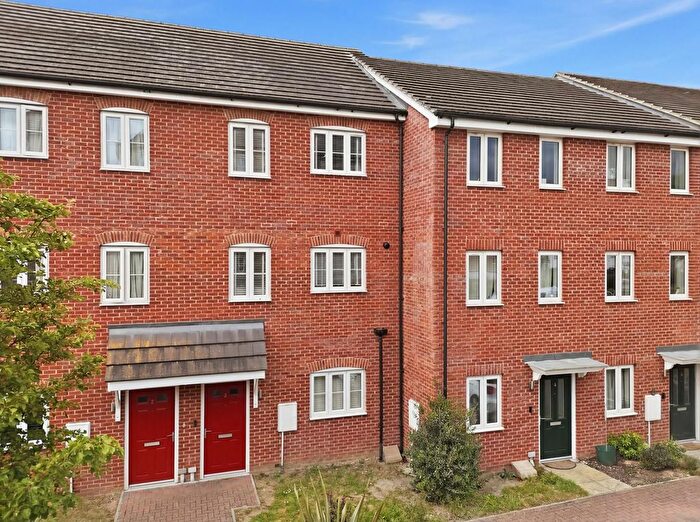 2 Bedroom Flat For Sale In Thistle Close, Chigwell, IG7