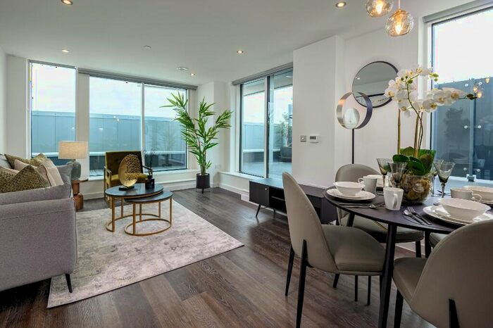 2 Bedroom Apartment To Rent In Centenary Plaza, Southampton, Hampshire, SO19