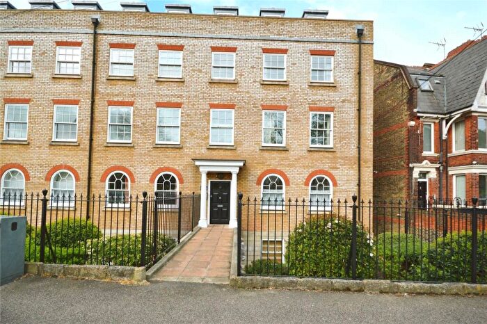 2 Bedroom Flat To Rent In New Road, Rochester, Kent, ME1