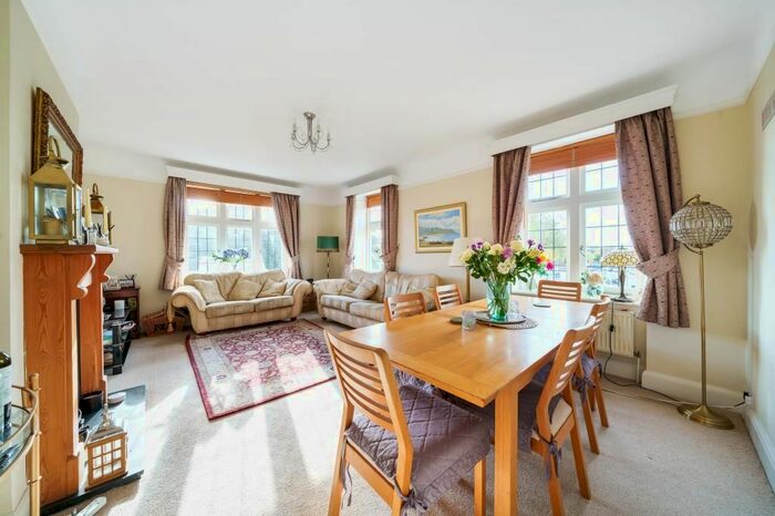 2 Bedroom Flat To Rent In Park Lane, Richmond, TW9