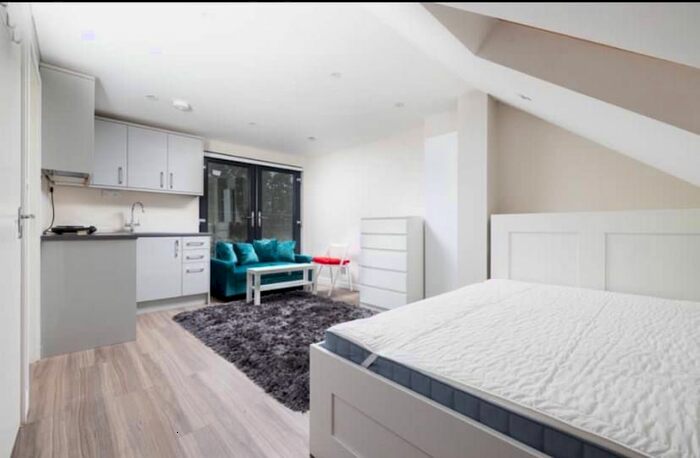 Studio To Rent In Watford Way, London, NW4