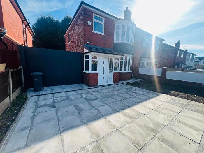 4 Bedroom Semi-Detached House To Rent In Omer Drive, Manchester, M19