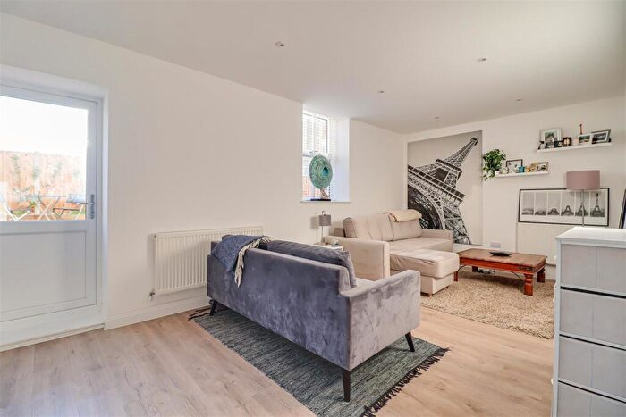 1 Bedroom Flat For Sale In London Road, Westcliff-On-Sea, SS0