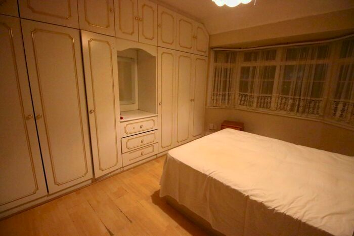 2 Bedroom Flat To Rent In Beavers Lane, Hounslow, Greater London TW4